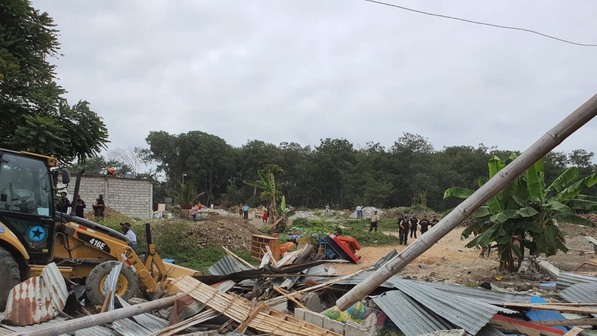 La secretaria técnica de prevención de asentamientos irregulares, Evelyn Montalván, indica a EXPRESO que se intervieno y destruyó 10 inmuebles inhabitados del sector.