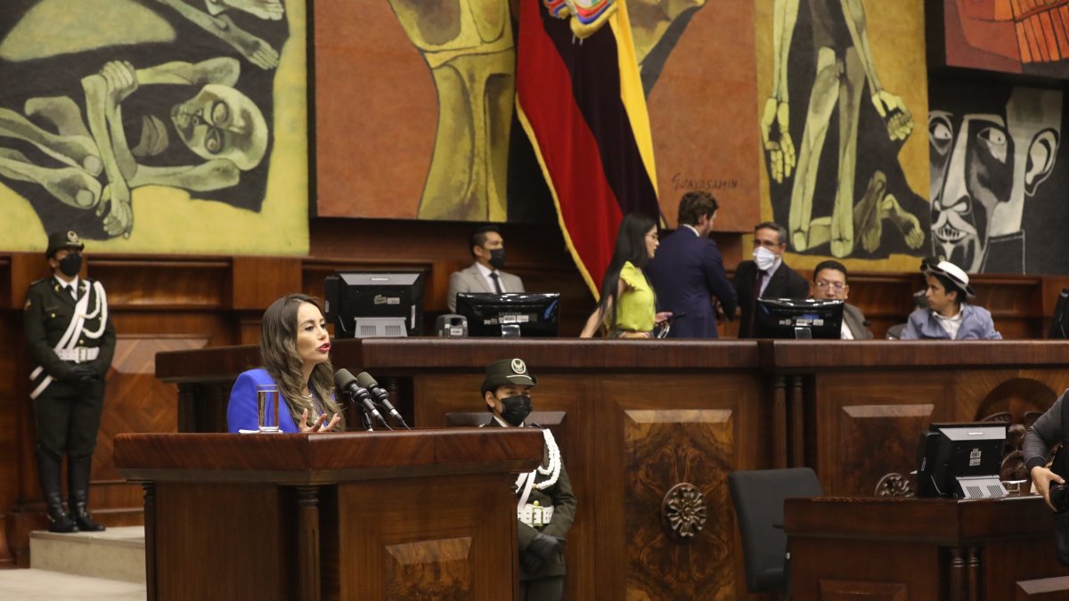 La vocal Barreno ejerce su derecho a la réplica en el proceso de juicio político.