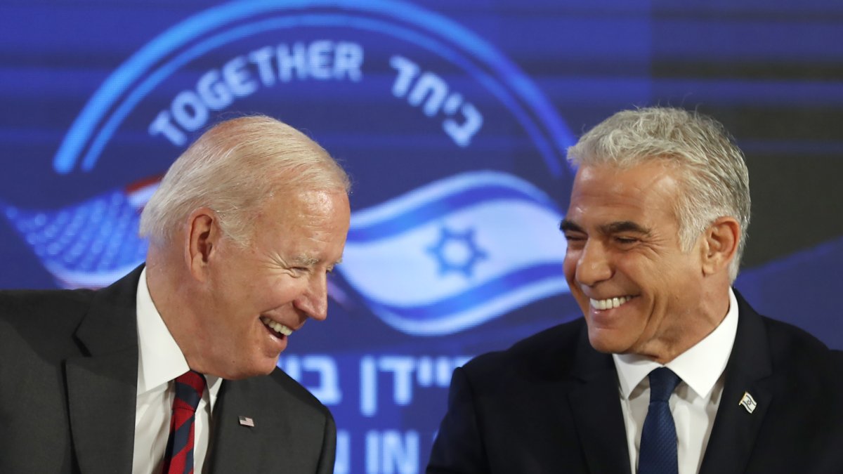 El presidente estadounidense, Joe Biden (i), y el primer ministro israelí, Yair Lapid, (d) durante un encuentro en Jerusalén el pasado 14 de julio. EFE/EPA/ATEF SAFADI/PISCINA