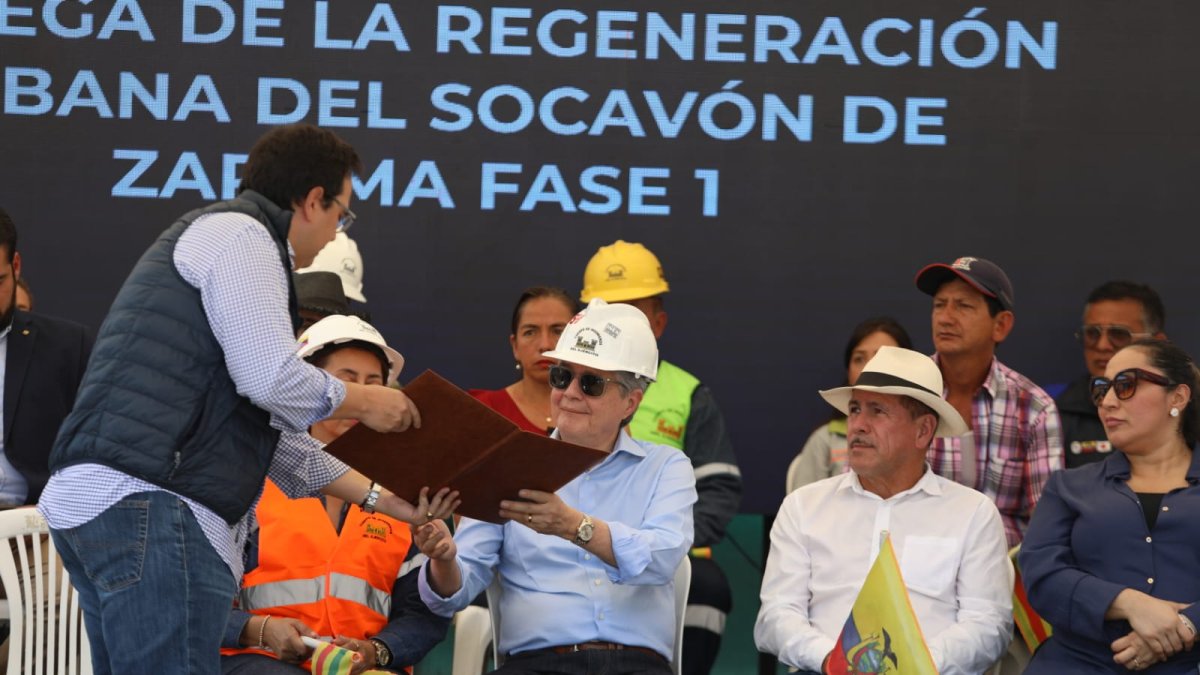 El presidente Lasso recibe del ministro Vera la entrega de la primera fase de la regeneración urbana del socavón de Zaruma.
