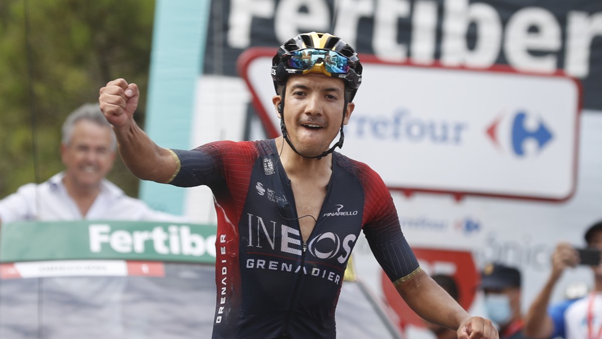 Richard Carapaz en el momento que ganó su primera etapa en la Vuelta a España.