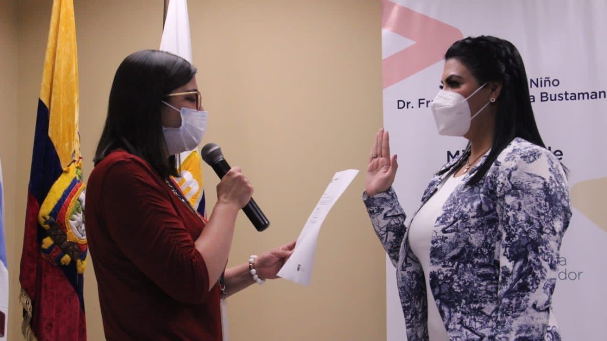 Juramento. La viceministra de Atención Integral de Salud, Carmen Guerrero (izquierda), posesionó a María José Agusto (derecha) como nueva gerente del Hospital Francisco de Icaza Bustamante.