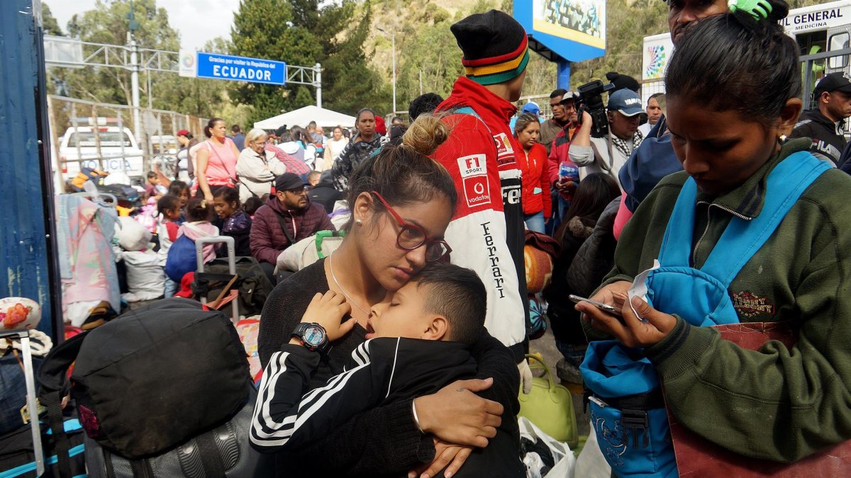 Familias venezolanas luego de cruzar desde Colombia a Ecuador, en una fotografía de archivo.