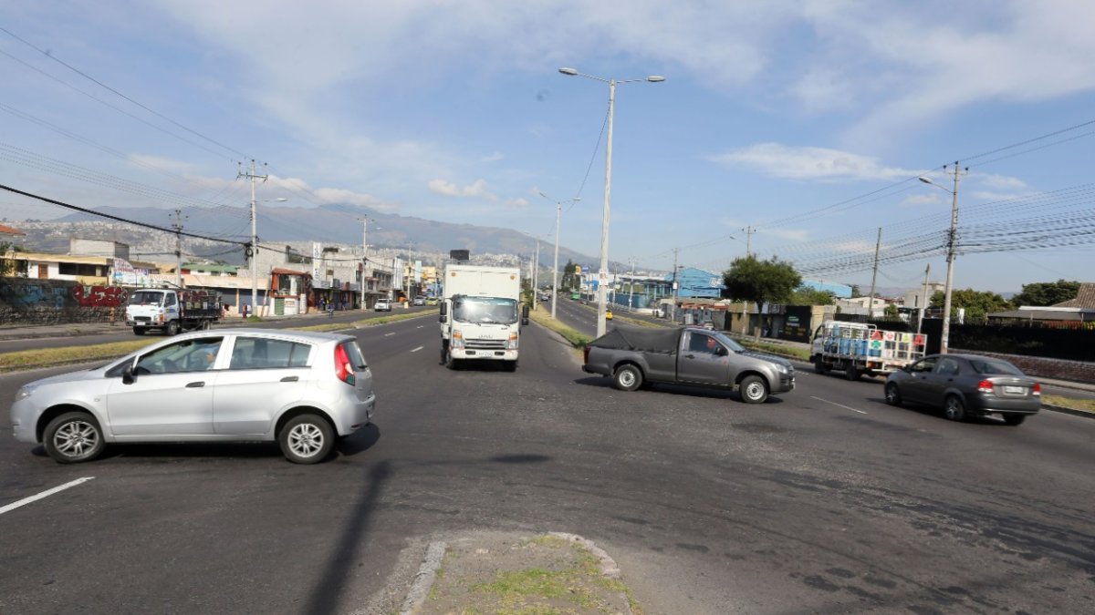 Giro en U. Este es uno de los dos que están separados por casi 500 metros. En horas pico el peligro es mayor.