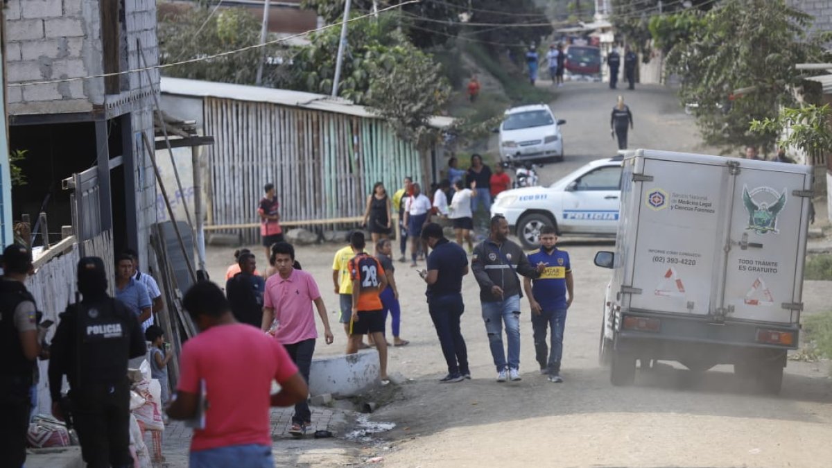 Personal de Medicina Legal levantó los cadaveres para trasladarlos al Laboratorio de Ciencias Forenses y realizar la necropsia de ley.