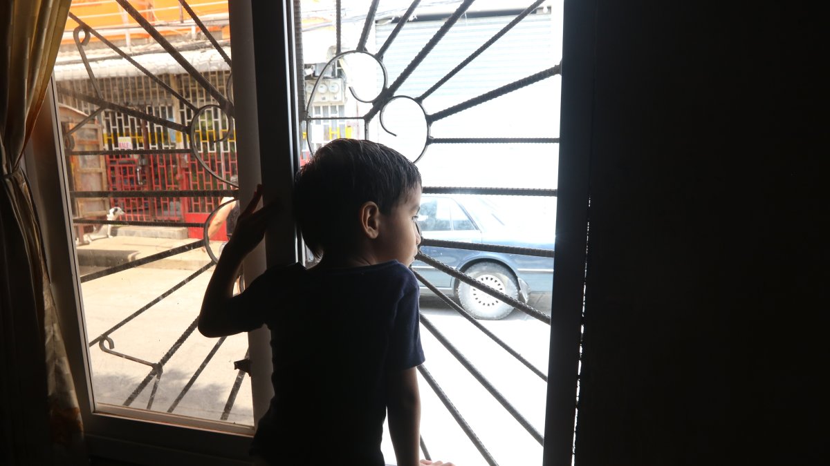 Nicolás, de 4 años, tiene varios meses con una masa en un ganglio y fiebres continuas que angustian a su madre.