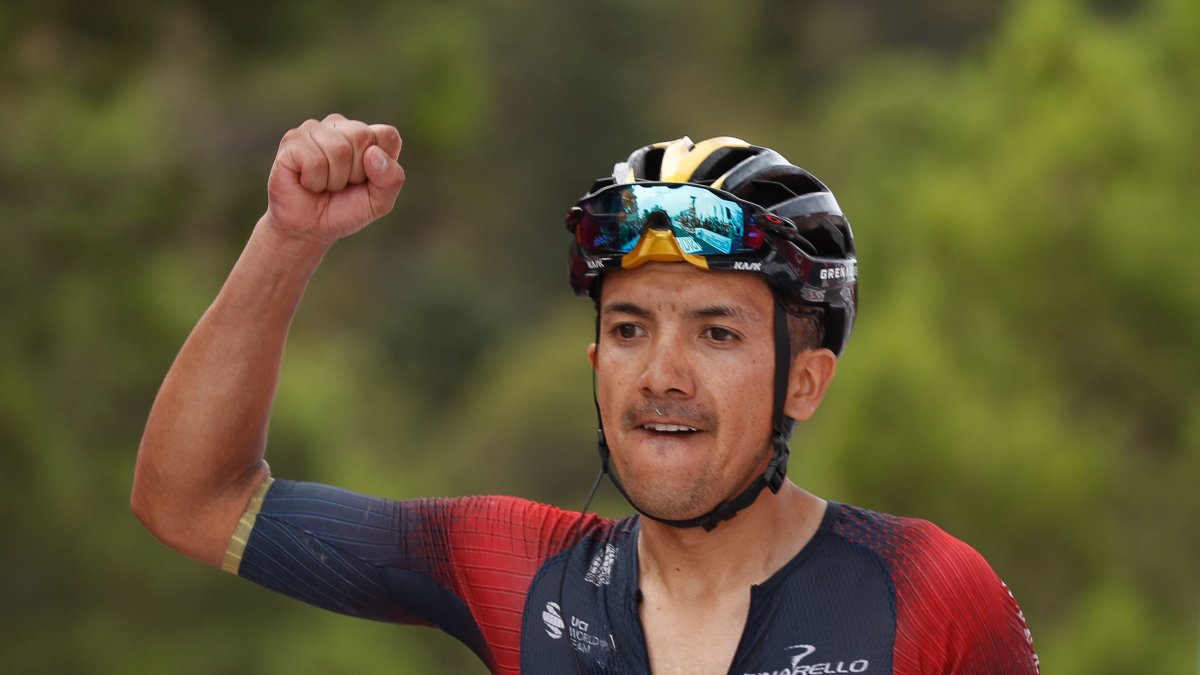 Richard Carapaz, ciclista de Ineos, levanta su brazo en señal de júbilo al cruzar la meta en la etapa 12.