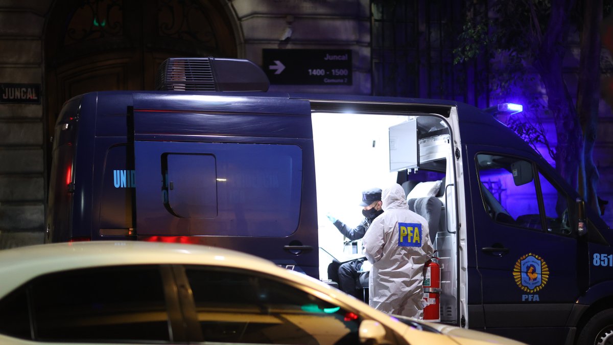 La policía argentina en el local del atentado.