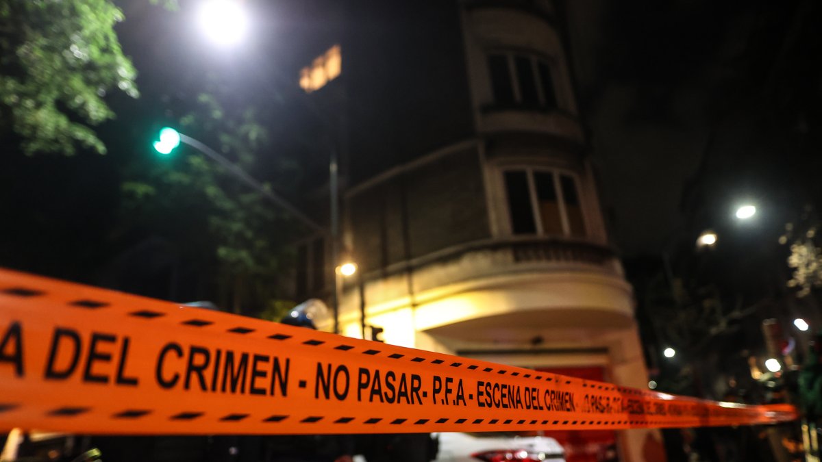 Fotografía de una cinta policial que delimita el acceso al domicilio de la vicepresidenta argentina, Cristina Fernández de Kirchner, hoy, en Buenos Aires (Argentina).