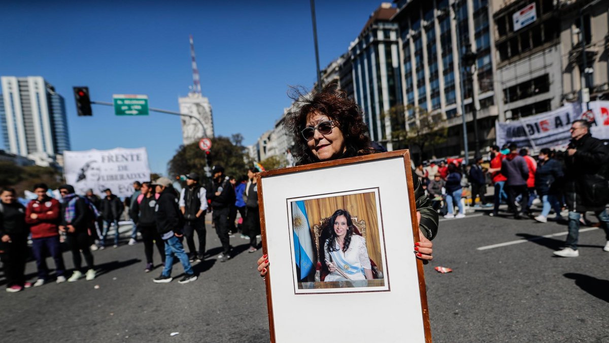 Simpatizantes de Cristina Fernández de Kirchner participan hoy en una movilización en su defensa tras el atentado en su contra, en la Plaza de Mayo en Buenos Aires (Argentina).
