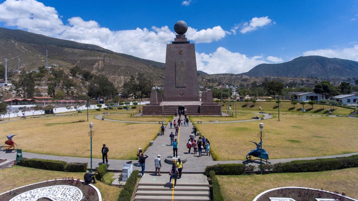 Fotografía de archivo que muestra la Ciudad Mitad del Mundo, al norte de Quito (Ecuador).