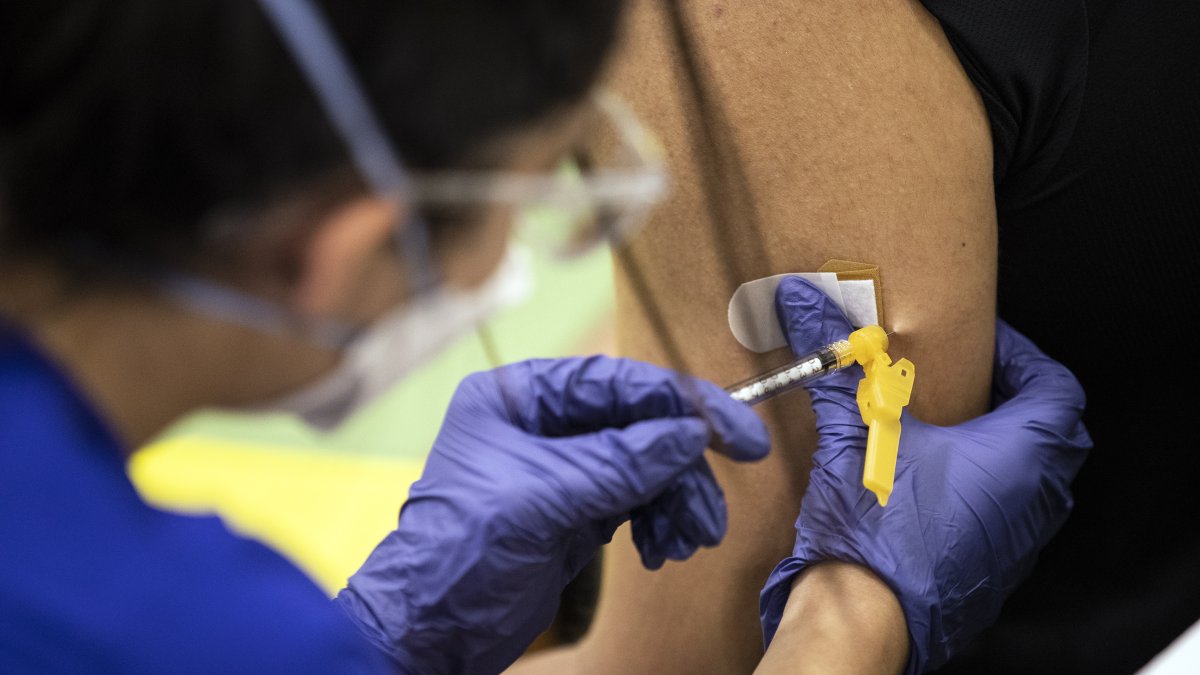 En la imagen de archivo, una persona es vacunada contra la viruela del mono.