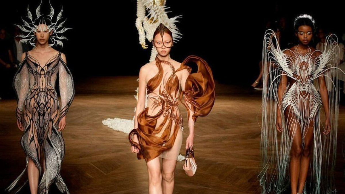 Diseños de Iris van Herpen en el París Fashion Week.