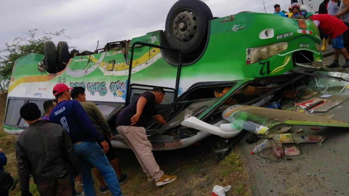 El bus interprovincial terminó volcado afuera de la vía principal.