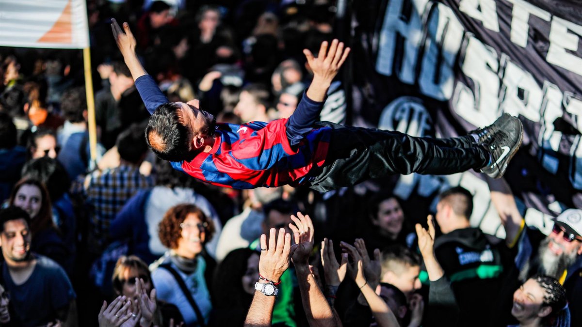 Miles de personas se manifiestan hoy en apoyo a la vicepresidenta argentina Cristina Fernández de Kirchner tras el atentado en su contra, en la Plaza de Mayo en Buenos Aires (Argentina).