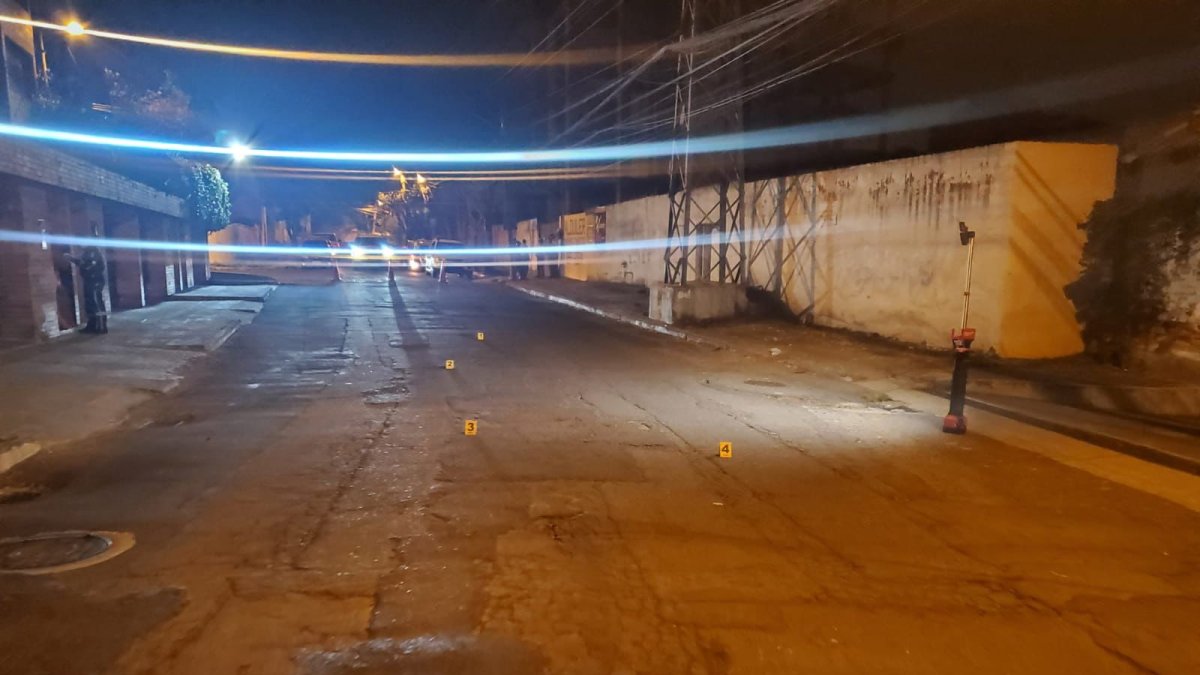 La Policía halló cuatro casquillos en el suelo.