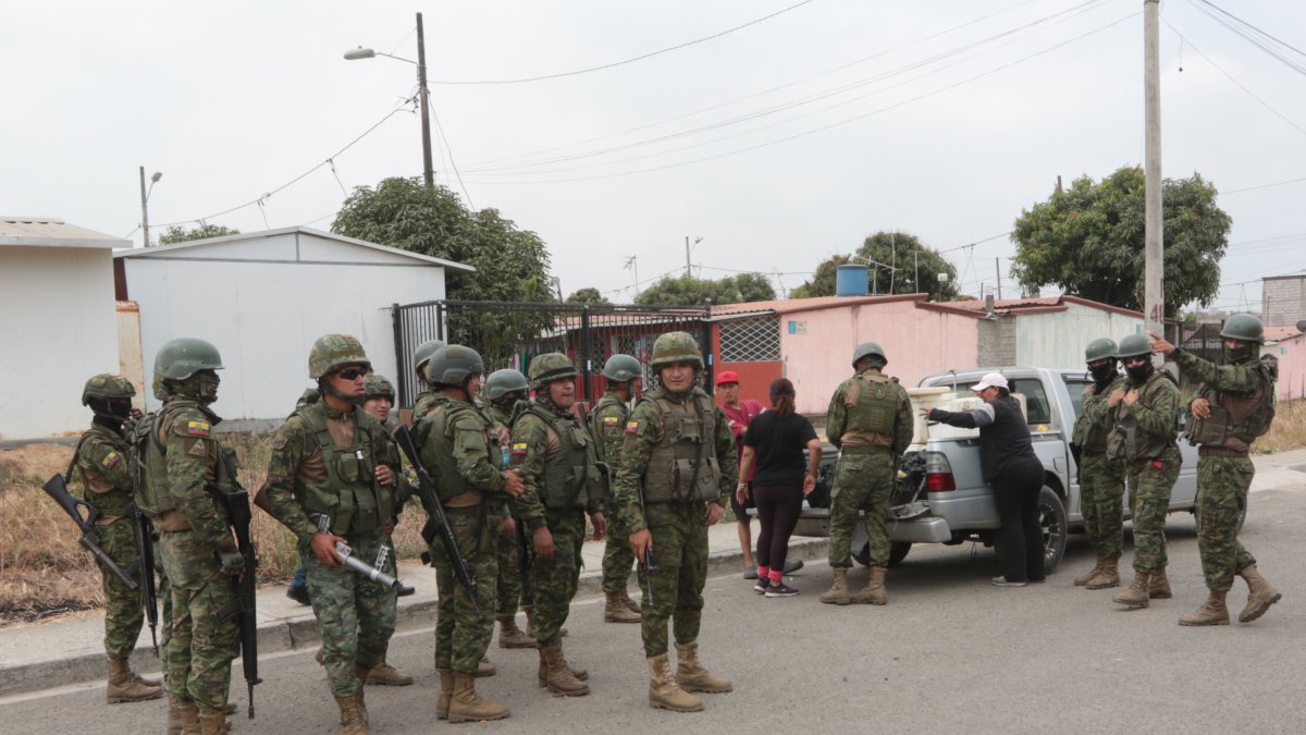 Militares custodian el plan habitacional Socio Vivienda 2, luego de las balaceras.