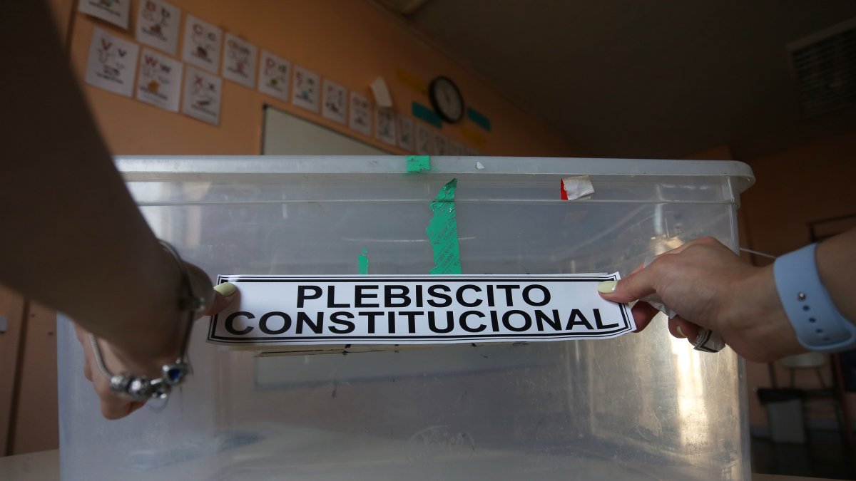 Personal de la Municipalidad capitalina trabaja ayer en la preparación de las urnas en un centro de votación en el Colegio Nueva Era Siglo XXI, en la comuna de Puente Alto, Santiago (Chile).