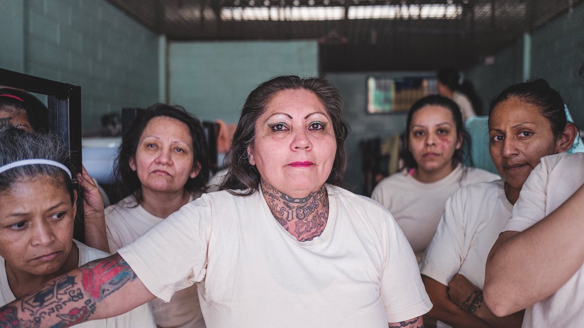 Fotografía realizada en marzo de 2021 por la fotoperiodista venezolana Ana María Arévalo Gosen, ganadora del premio Camille Lepage de 2021, en la que aparecen varias mujeres condenadas por crímenes relacionados con la banda Barrio 18, en la prisión de mujeres de Ilopango, al este de San Salvador (El Salvador).
