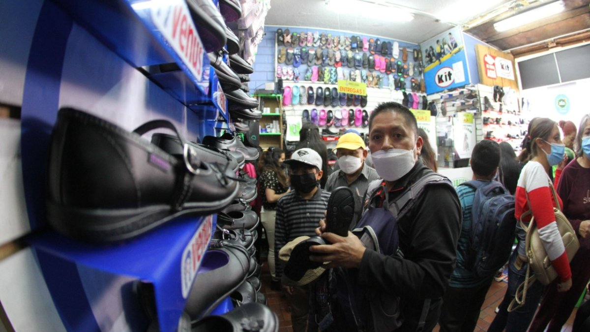 Almacenes. Los padres visitaron masivamente los comercios para conocer las ofertas en calzado para niños.