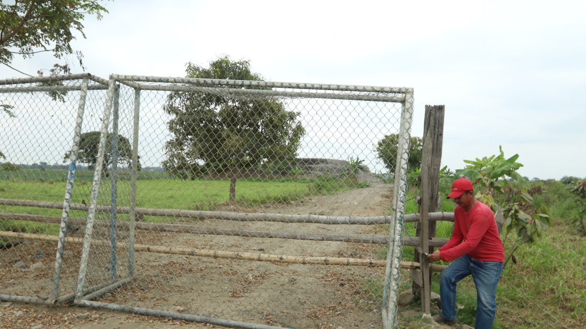 Arcos metálicos y cañas bloquean el acceso vehicular a este botadero de desechos a cielo abierto.