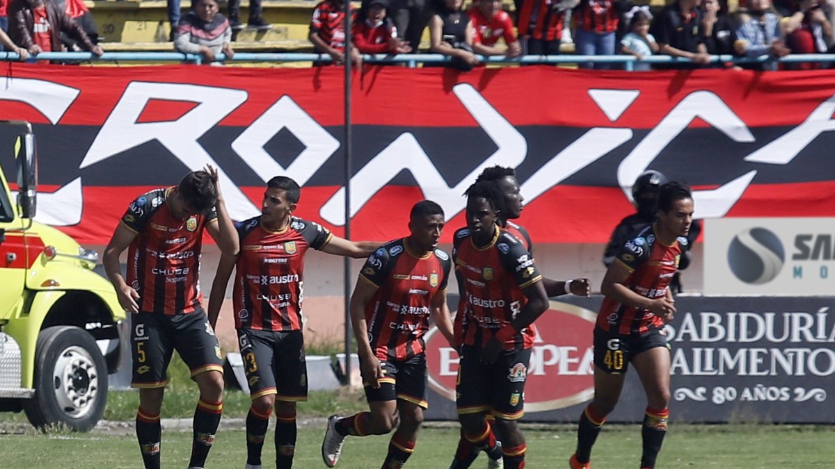 Los jugadores del Deportivo Cuenca festejan el gol de la igualdad ante Independiente del Valle, anotado por Bruno Duarte (izquierda), en el arranque del segundo tiempo.