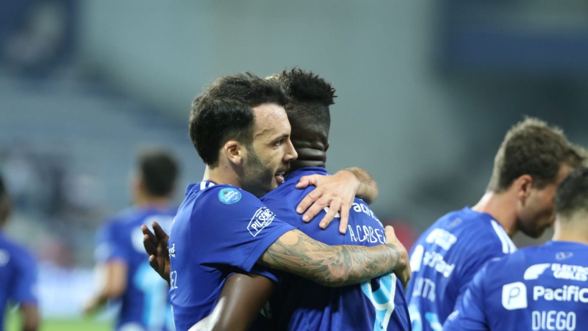 Sebastián Rodríguez (izquierda) lanzó el centro y Alejandro Cabeza (derecha) lo definió.