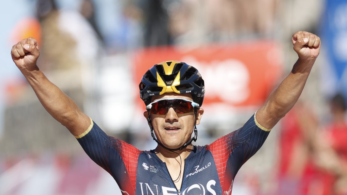 Richard Carapaz, ciclista ecuatoriano de Ineos, levanta sus brazos al cruzar la meta en la etapa 14 de la Vuelta.