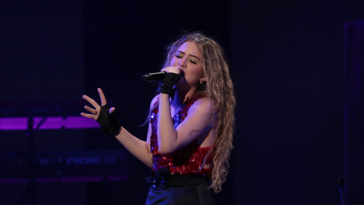 La presentación de la guayaquileña Mar Rendón apertura el concierto de Carlos Vives en la urbe porteña.