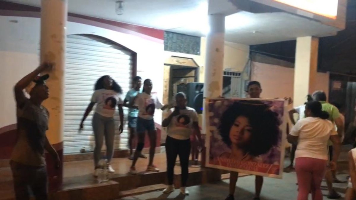 Los familiares se mandaron a hacer camisetas con el rostro de Nayelhi y festejaron con pitos, pancartas y música.