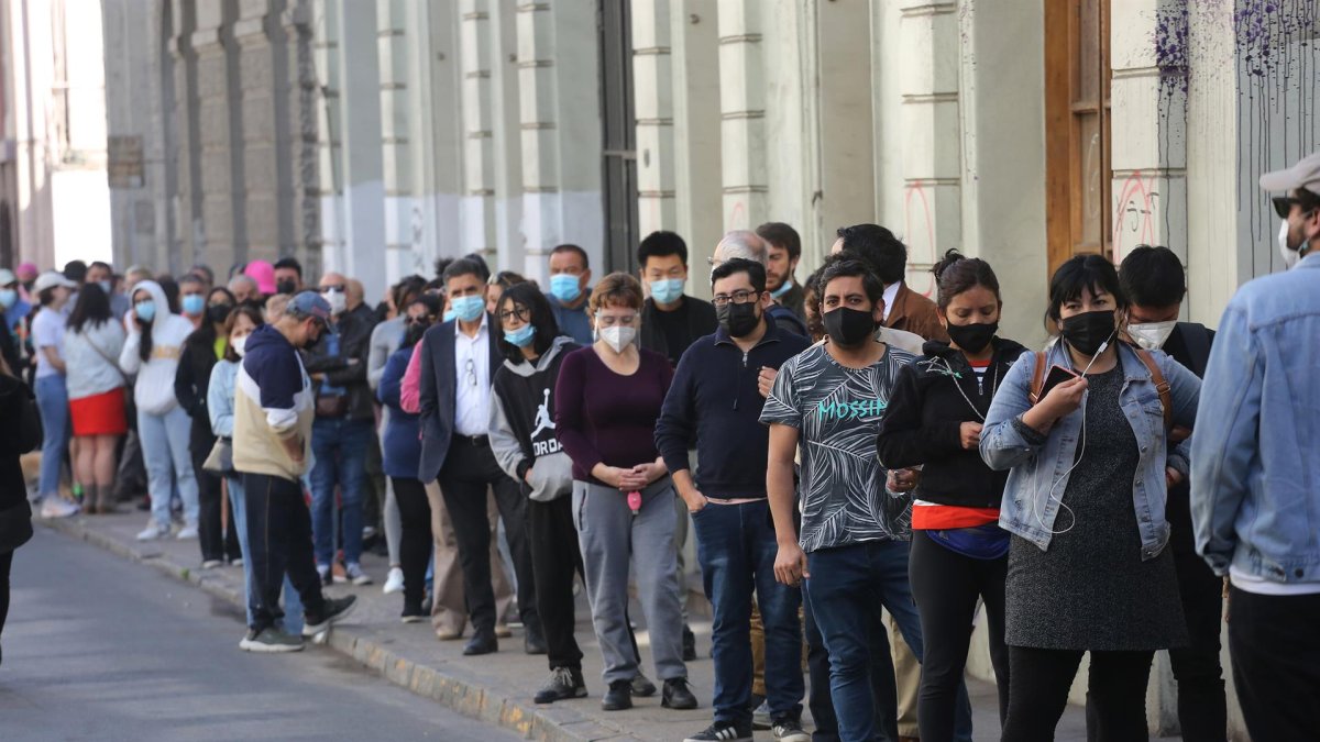 Ciudadanos hacen fila para votar el plebiscito constitucional hoy, en Santiago (Chile).