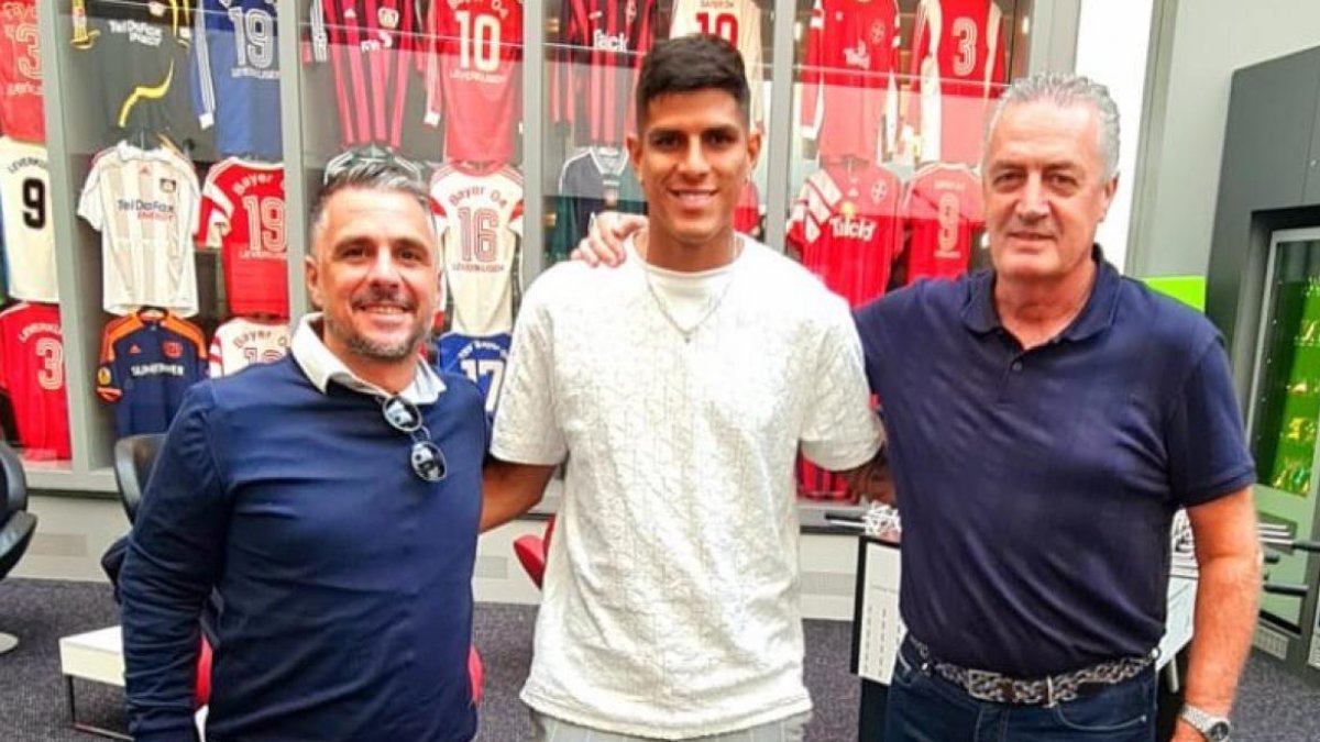 Piero Hincapié llevó a conocer las instalaciones del Bayer Leverkusen a Gustavo Alfaro (d).