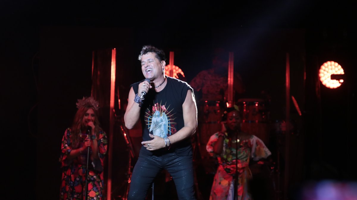 Carlos Vives interpretando 'Ella es mi fiesta'.