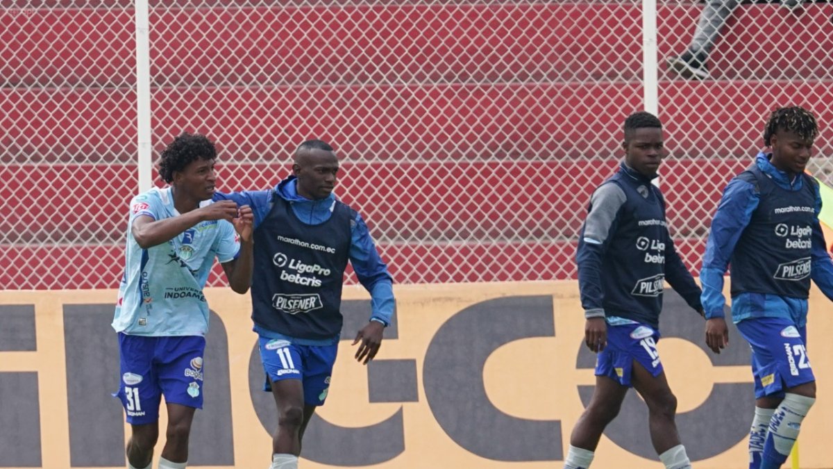 Jéfferson Arce (izquierda) celebra el primer gol de Macará sobre Mushuc Runa.