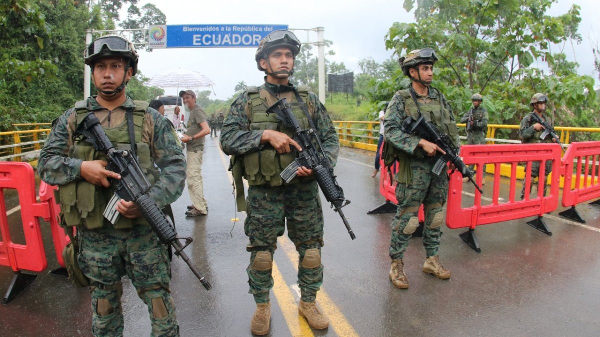 Vigilancia. Miembros de Fuerzas Armadas en el puente Internacional de Mataje, parroquia de San Lorenzo, una de las zonas más conflictivas.