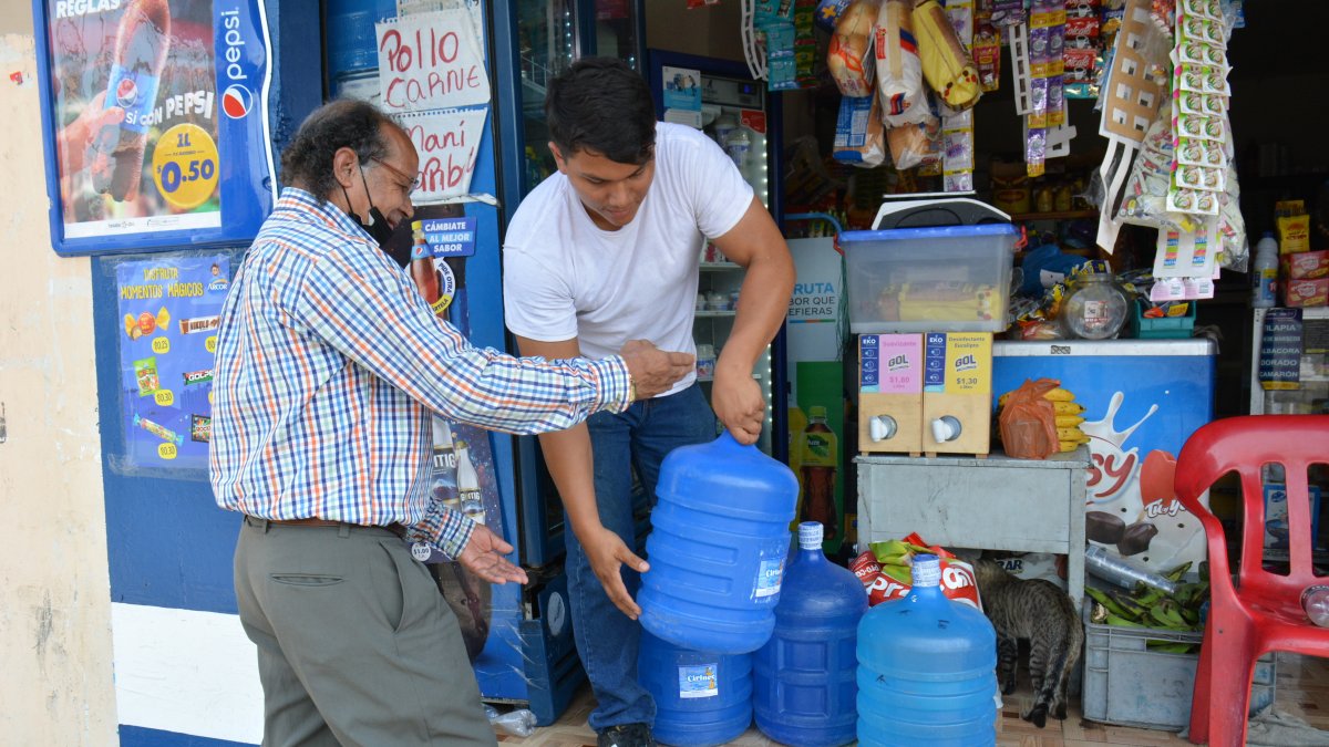 Muchos ciudadanos debieron abastecerse de agua potable a través de bidones que expenden en  las tiendas