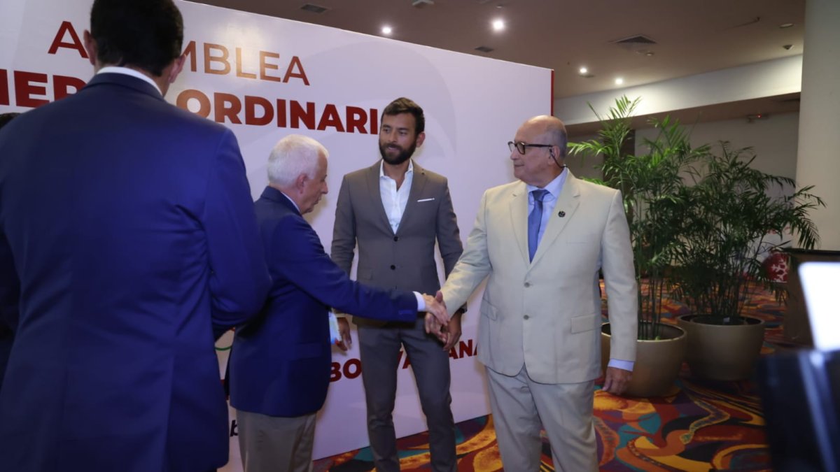 Jorge Delgado, titular del COE, saluda a Baltazar Medina, presidente de la Obebo, mientras Sebastián Palacios, ministro del Deporte, observa.