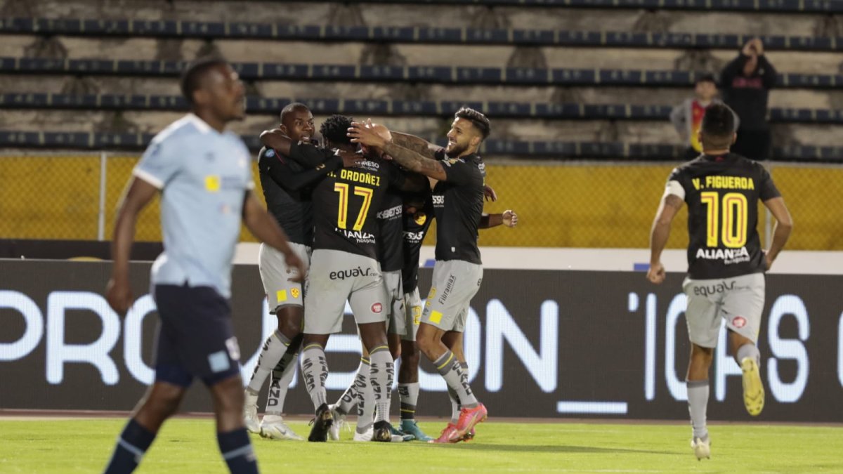 Los jugadores de Aucas festejan el gol anotado por Juan Tévez en el primer tiempo.