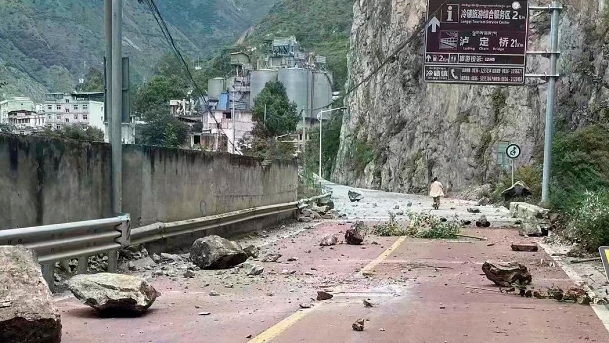 n terremoto de magnitud 6,8 sacudió la provincia central de Sichuan a las 12.52 hora local.