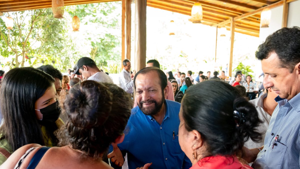Cruz fue alcalde del cantón El Carmen por 18 años. Llegó a la Asamblea Nacional en las elecciones seccionales de 2021.