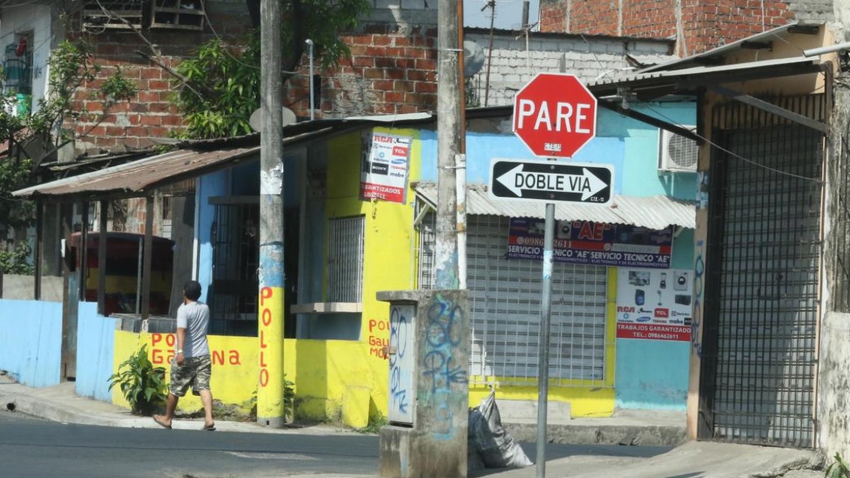 En calles aledañas a las del asadero donde se produjo el estallido y posterior asesinato, algunos negocios permanecen cerrados.