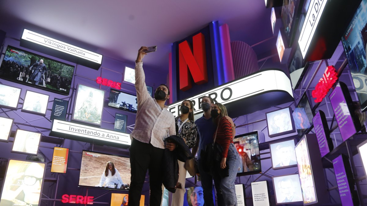 Fotografía de archivo: 19 de febrero de 2022 que muestra a personas mientras visitan la Caja Netflix