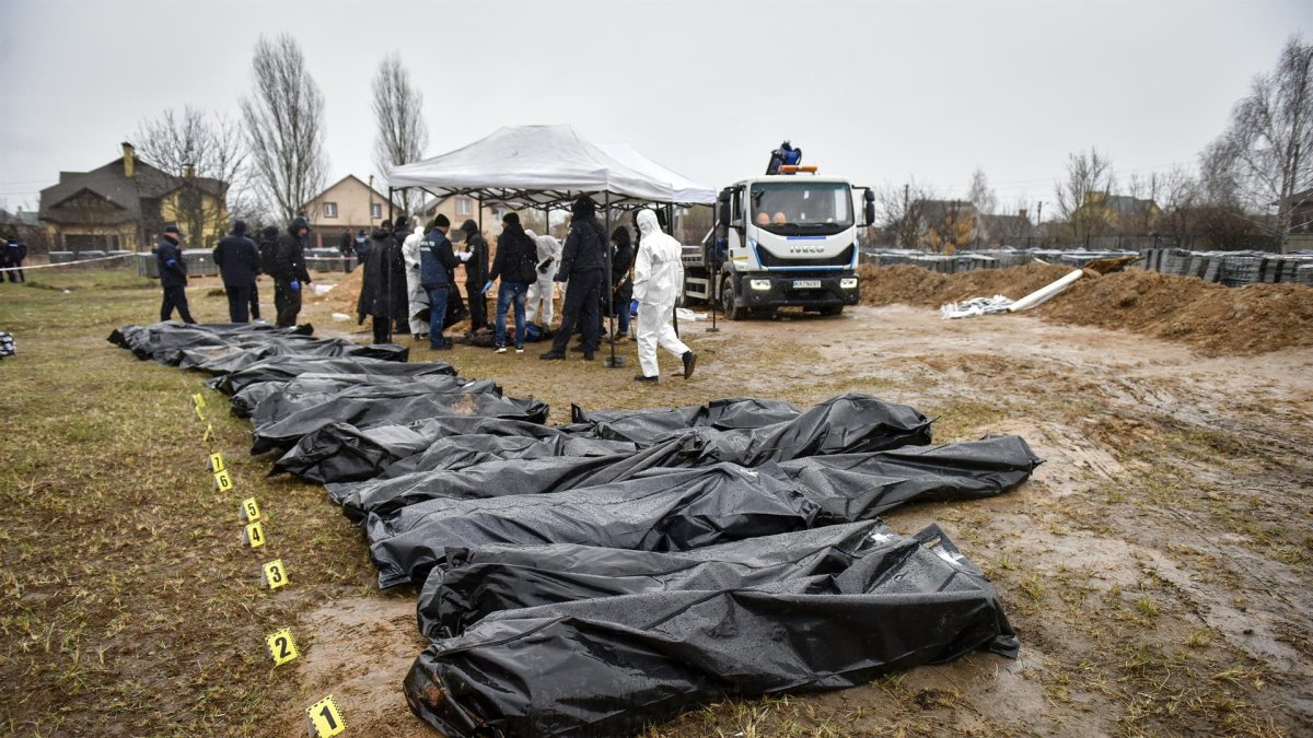 Agentes de la policía forense ucraniana exhuman cuerpos de una fosa común descubierta en Bucha, en las afueras de Kiev, el 8 de abril.