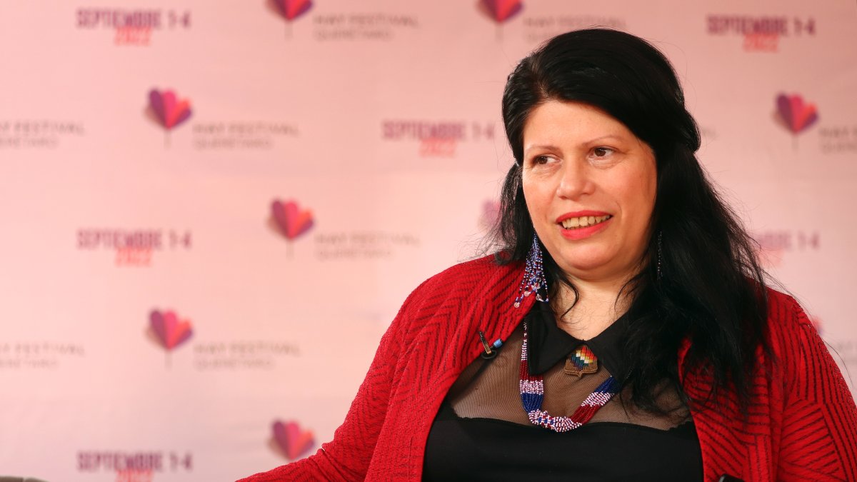 La escritora argentina Dolores Reyes posa con su libro 