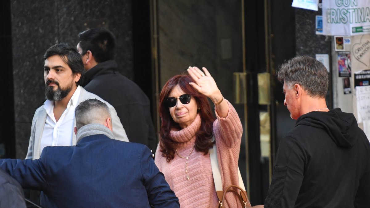Cristina Fernández de Kirchner saluda a sus simpatizantes mientras sale de su residencia custodiada por un dispositivo de seguridad, en Buenos Aires (Argentina)