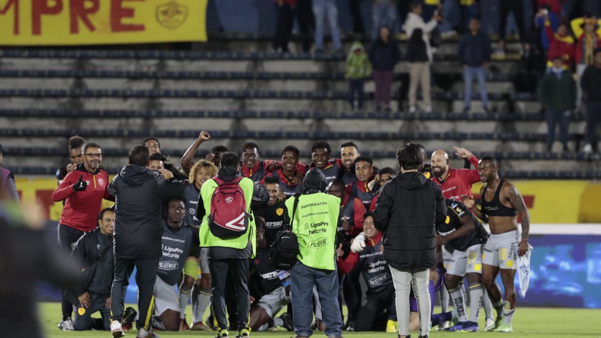 Los jugadores de Aucas celebraron a rabiar la victoria sobre Universidad Católica la noche del domingo, en el estadio Olímpico Atahualpa. Son los líderes de la LigaPro.