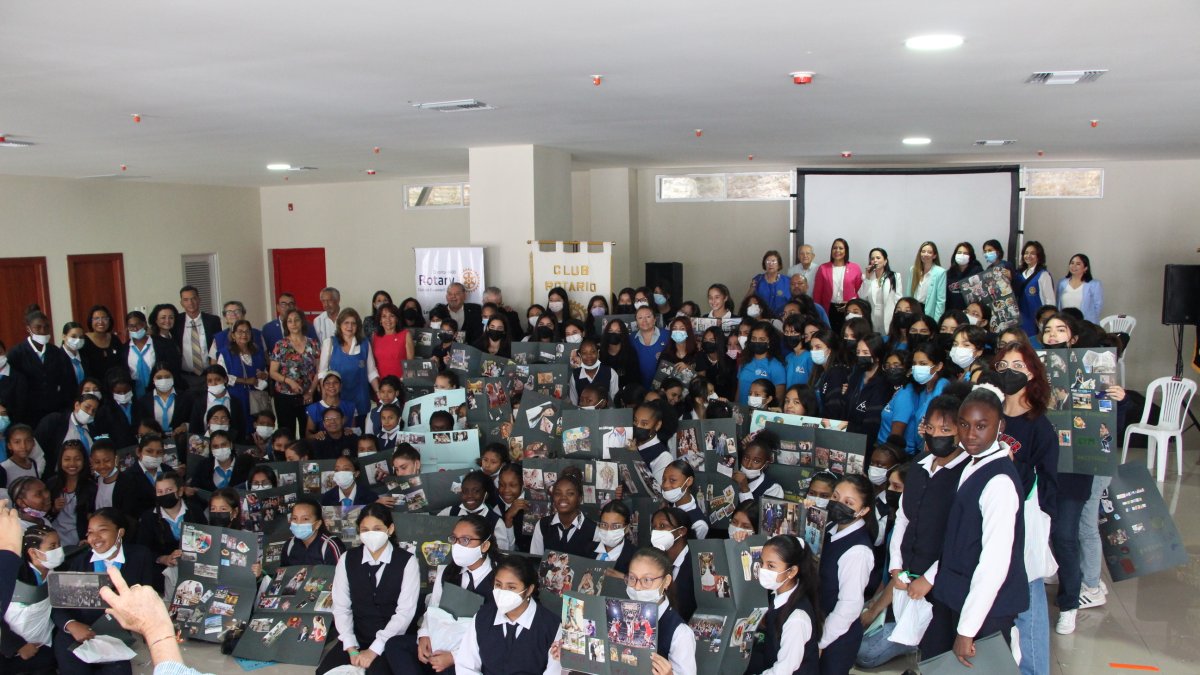 Foto general. Las niñas de las unidades educativas Sek y Steiner, así como de los planteles que regenta la Fundación Kairós, con sede en la Isla Trinitaria, aparecen en una foto general.