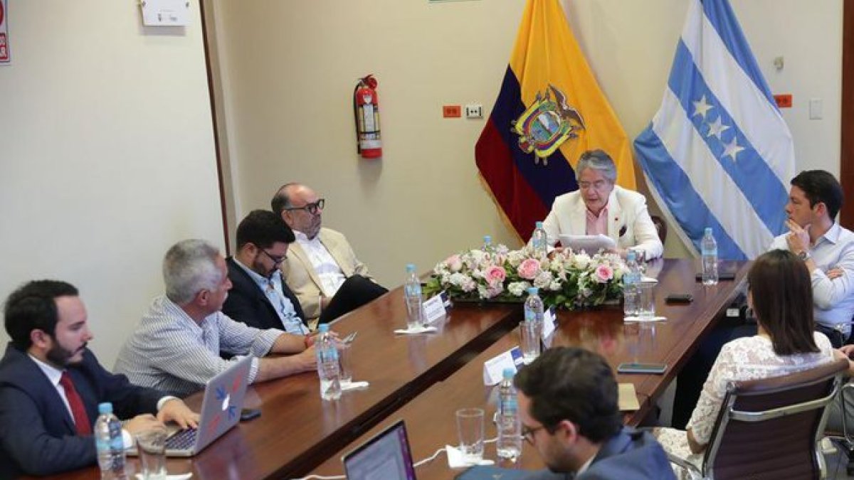 El 23 de agosto el presidente publicó una foto en la que se ve trabajando en la consulta a Jiménez; el secretario de la Administración, Iván Correa; al secretario Jurídico, Fabián Pozo, entre otros.