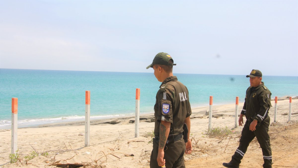Inspección. Personal de la Policía de Ambiente acudió al sitio para constatar la colocación de decenas de estacas de hormigón en un tramo de la vía Capaes-Punta Barandúa.