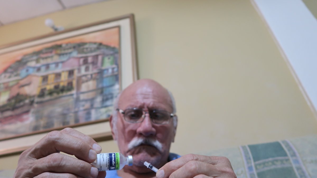 Roberto Martínez dice que no hay la insulina que necesita en el hospital y que la consiguió gracias a otra persona conocida con diabetes que la importó.